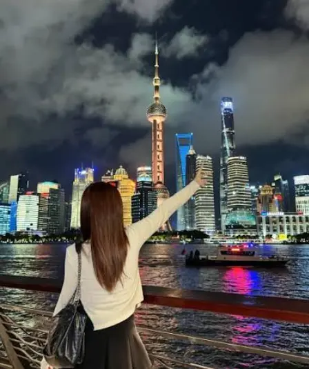 九曲桥非遗灯组拍照机位怎么选？豫园灯会胶片风出片全攻略